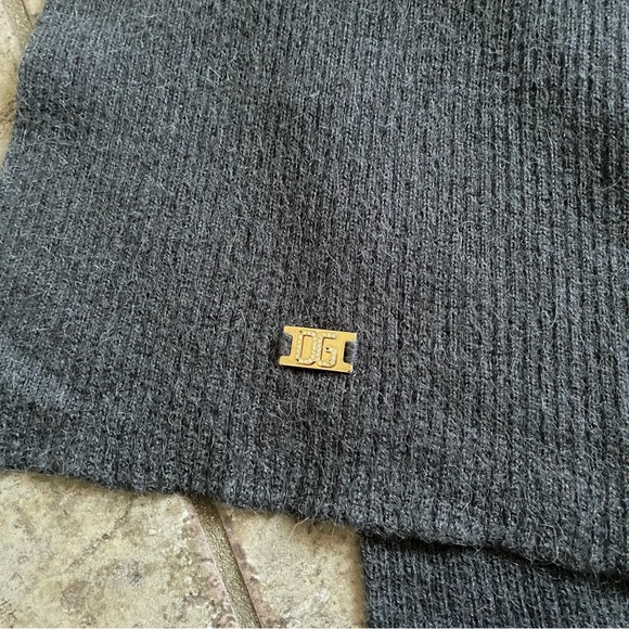 Dolce & Gabbana Gray Scarf . 100 % Wool . Stylish - Picture 3 of 4